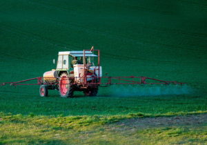 máquina pulverizando defensivos agricolas