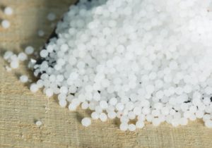 ureia agricola espalhada sobre um pano