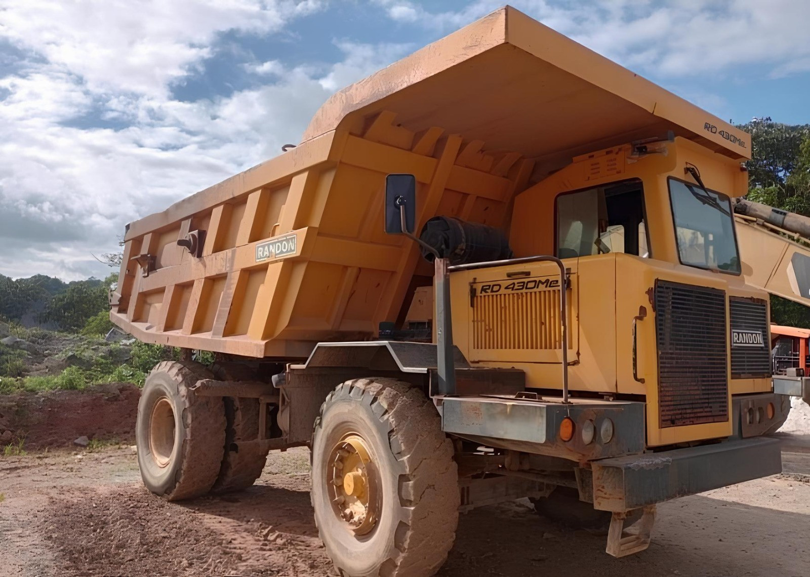Caminhão Fora de Estrada Randon RD430Me 2014 – Câmbio Automático