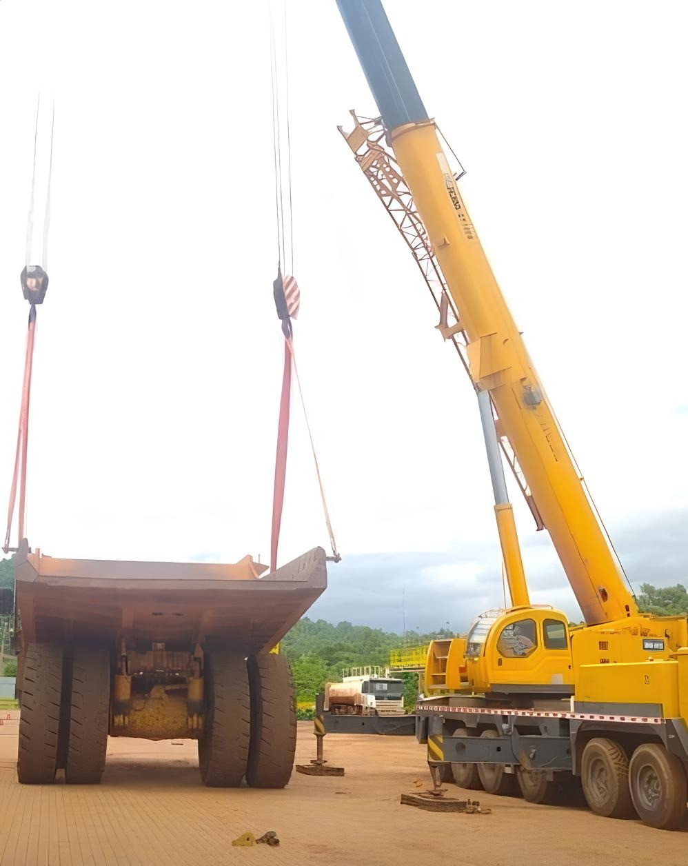 Caminhão Guindaste XCMG – 100 Toneladas | Ano 2013 | 5.400 Horas