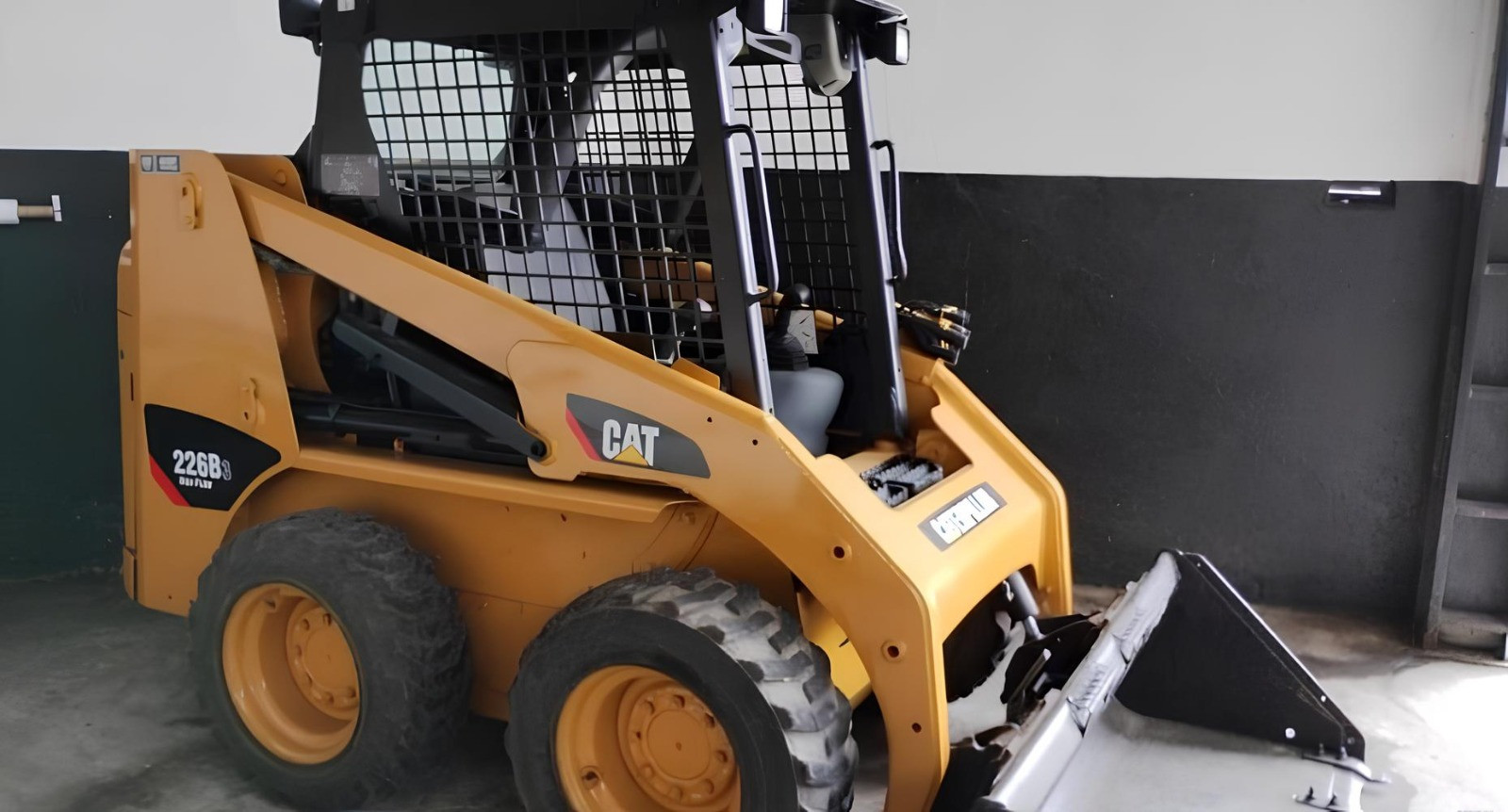 Minicarregadeira Caterpillar 226B3 - ano 2011 - com 3370 horas, High Flow