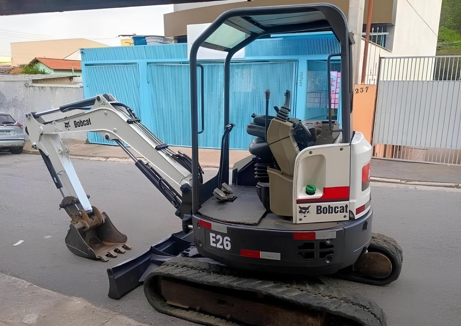 Miniescavadeira Bobcat E26 - ano 2012 - com 8.000 horas