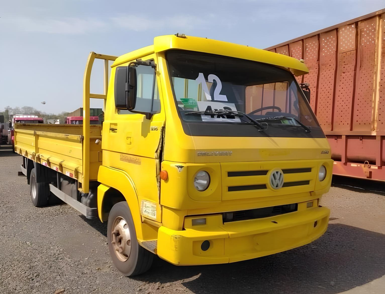 Caminhão Volkswagen VW 9.160 - ano 2012 - com carroceria de ferro, 211.300 km