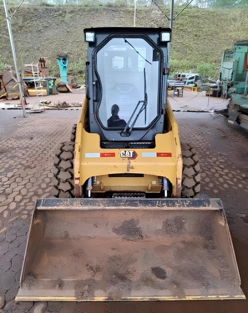 Mini carregadeira Caterpillar 226B3 - ano 2021 - com média de 3.000 horas