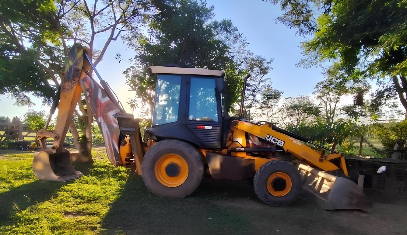 Retroescavadeira JCB 3CX ano 2013, 4x4, com 8.600 horas