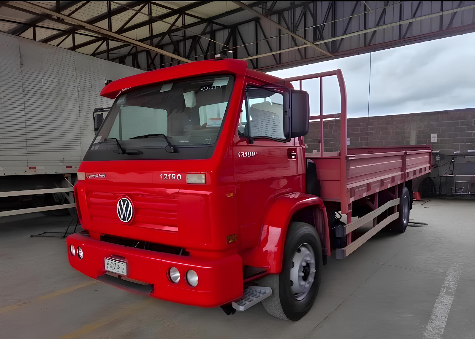 Caminhão Volkswagen VW 13.190 Worker ano 2015 com carroceria de ferro e 360.000 Km