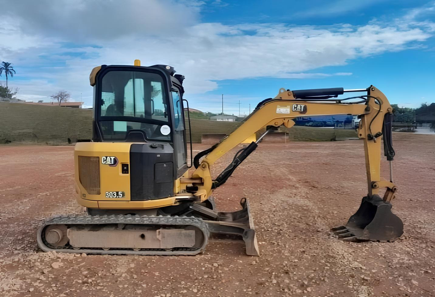 Mini Escavadeira Caterpillar 303.5 Ano 2021 com média de 2.000 horas