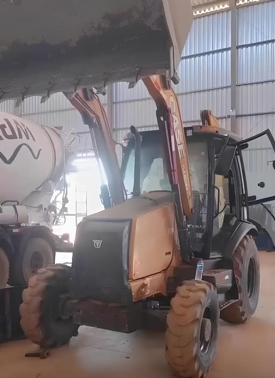 Retroescavadeira Case 580N ano 2019, 4x4, média de 4.000 horas
