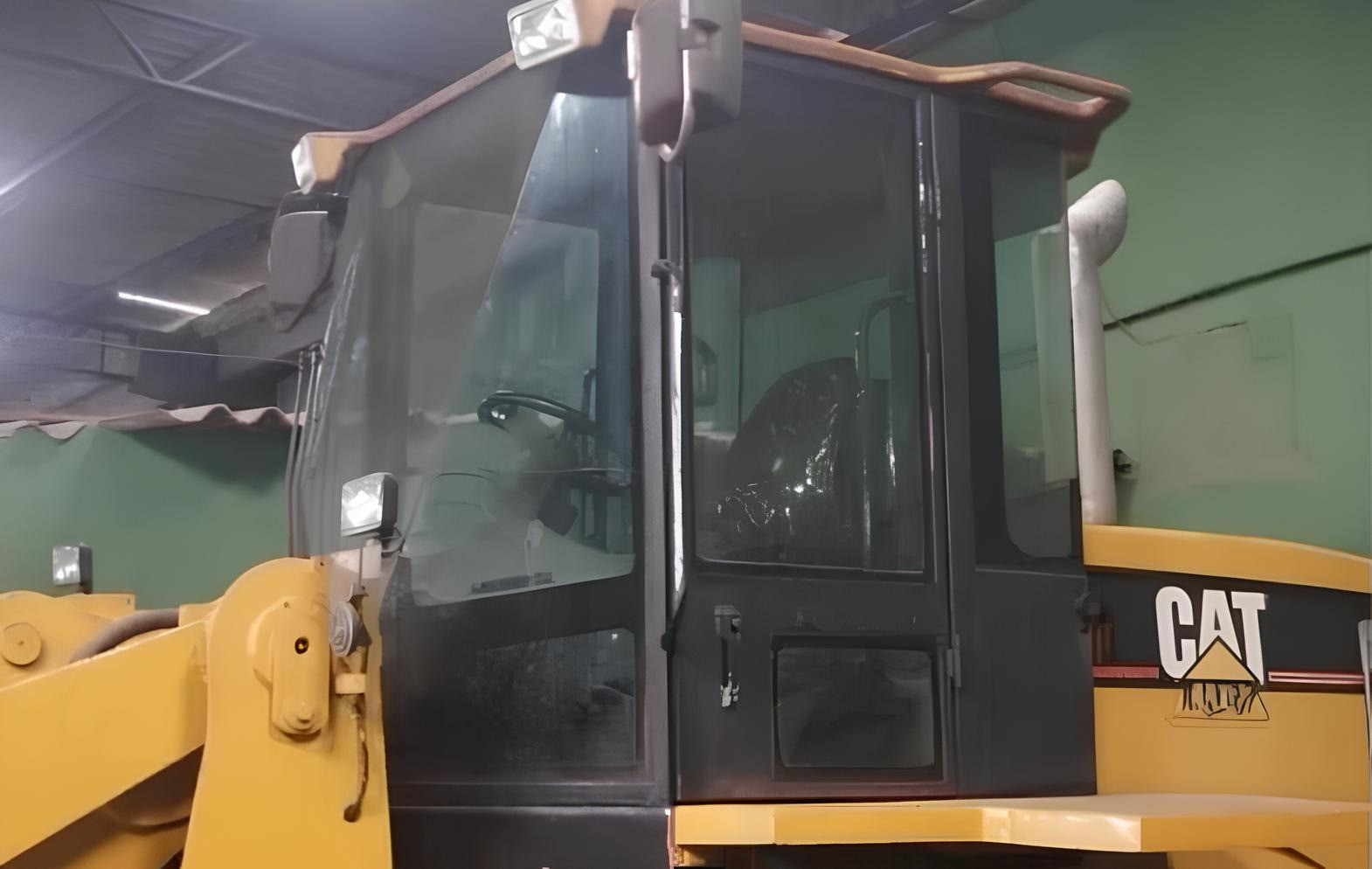 Pá Carregadeira Caterpillar 938G II ano 2004 com média de 10.000 horas
