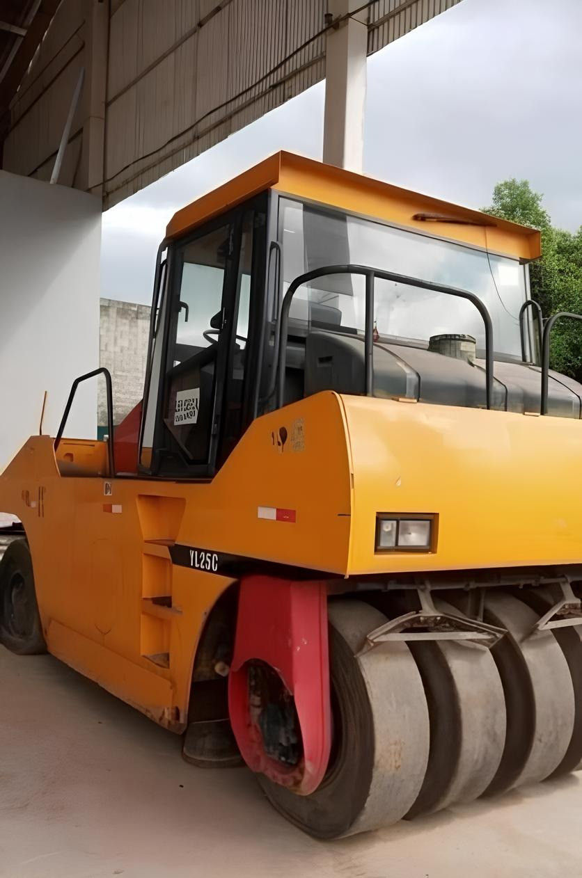 Rolo Compactador de 9 Pneus Sany YL25C ano 2012 com 1.500 horas