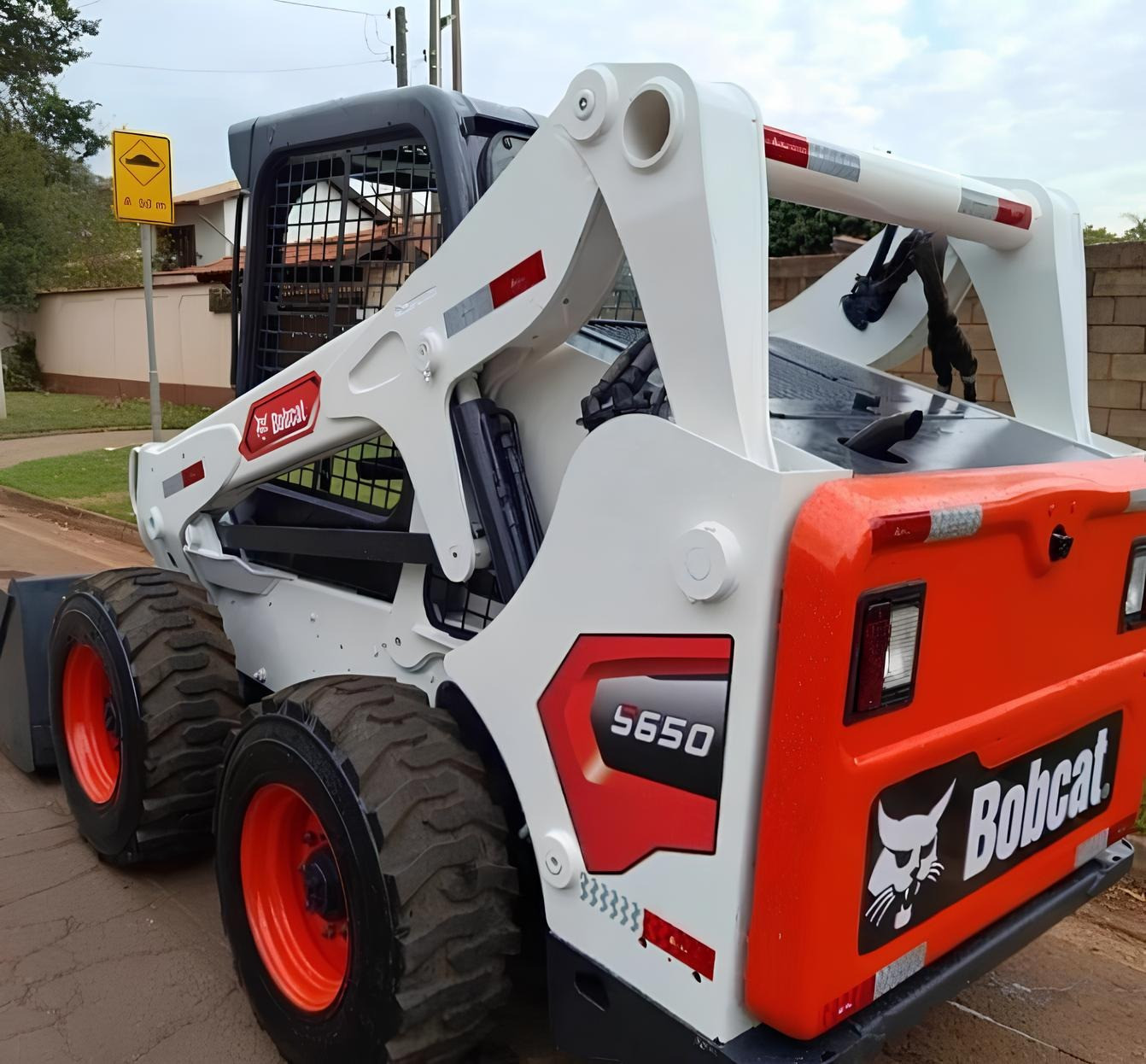 Mini carregadeira Bobcat S650 ano 2011 com 3240 horas, alavanca