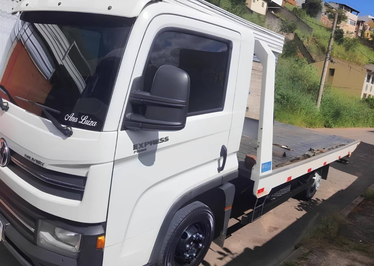 Caminhão Volkswagen VW Express ano 2019 com prancha de 4,5 metros