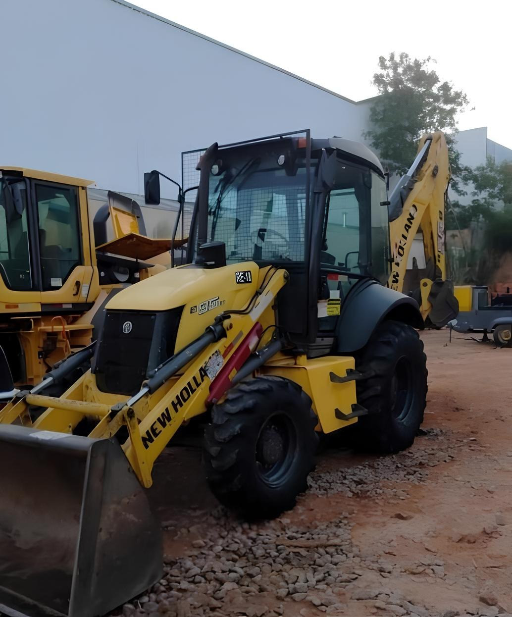 Retroescavadeira New Holland B95B ano 2021, 4x4, com 4.900 horas