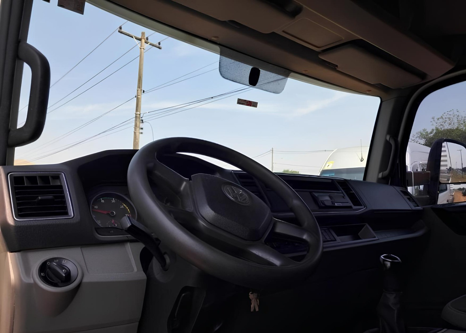 Caminhão Volkswagen VW 11.180 Prime ano 2018 com carroceria de madeira 6,20x2,30, ar condicionado