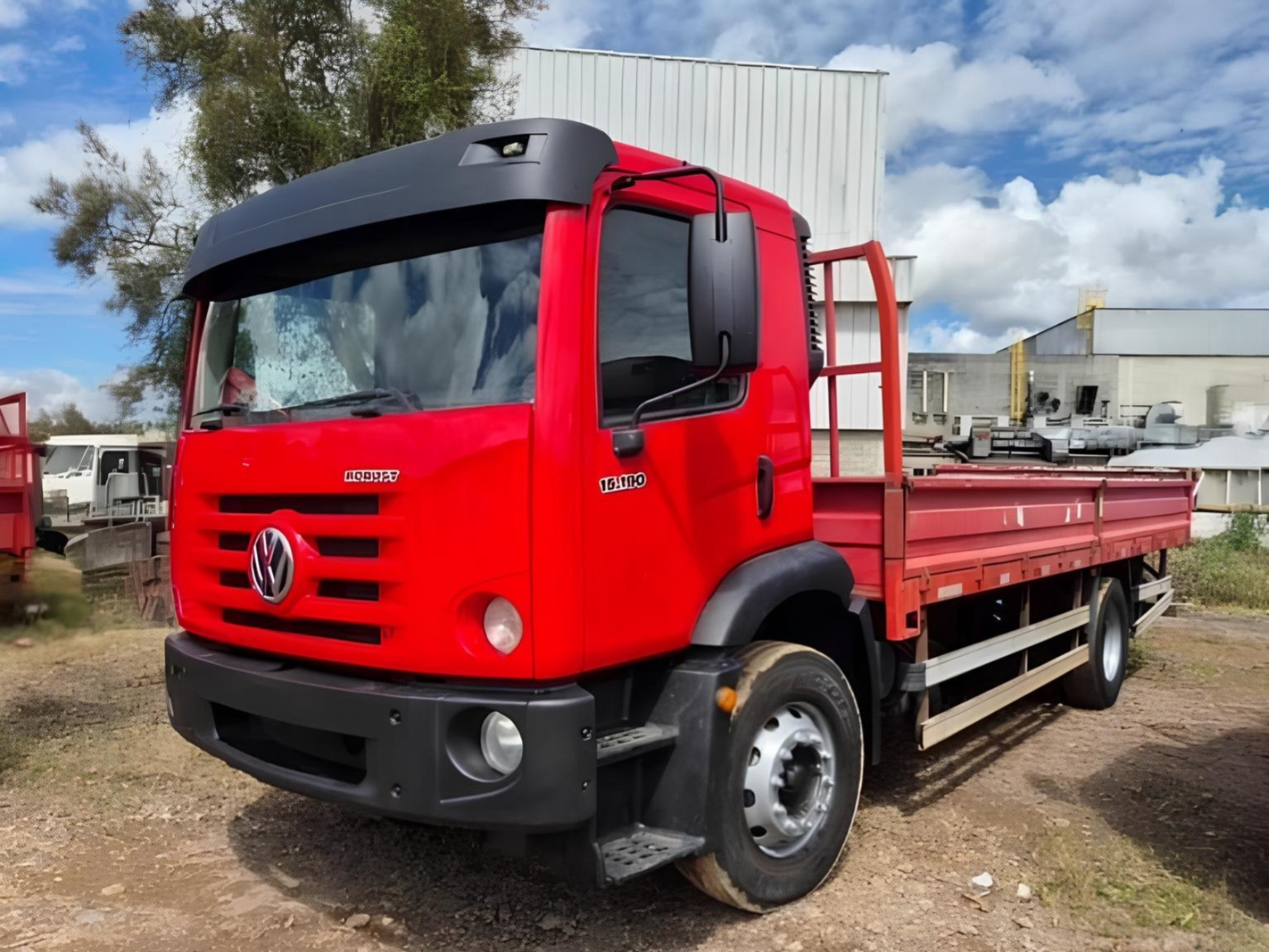 Caminhão Volkswagen VW 15.190 ano 2019 com carroceria de ferro e 197.000 Km