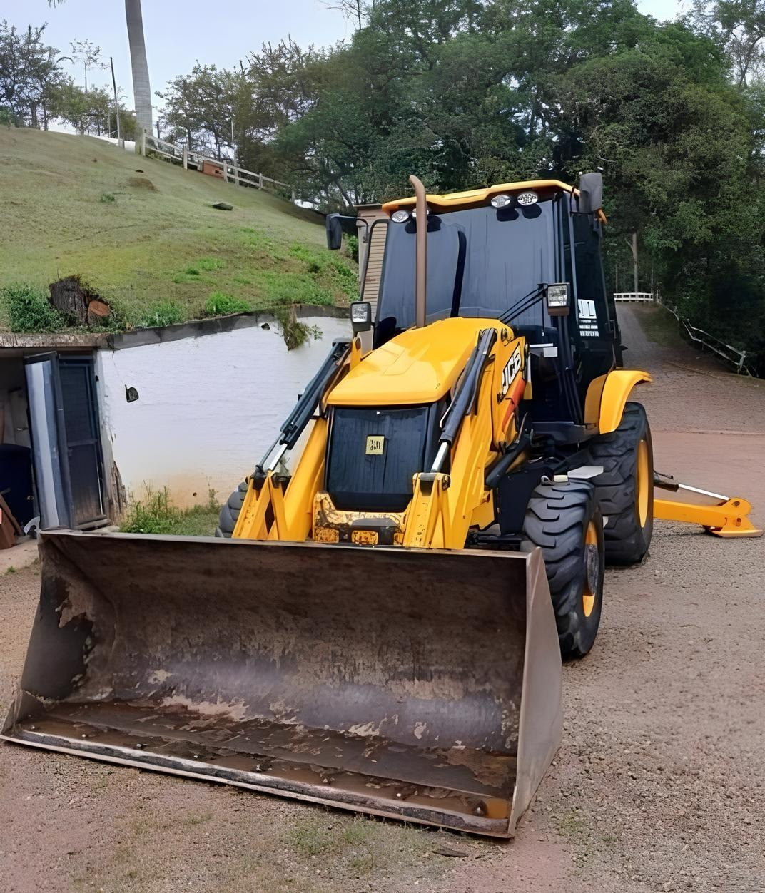 Retroescavadeira JCB 3CX ano 2021, 4x4, com 3.300 horas