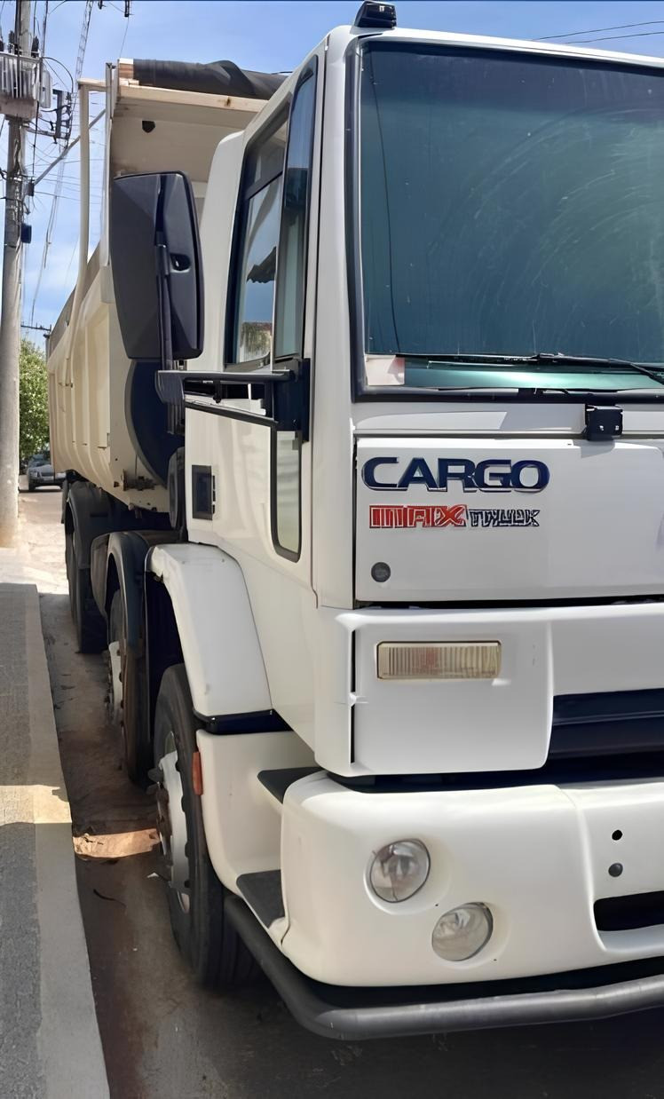 Caminhão Ford Cargo 2428 ano 2011, 8x4, Bitruck, com caçamba de 14 ㎥, 438.000 Km