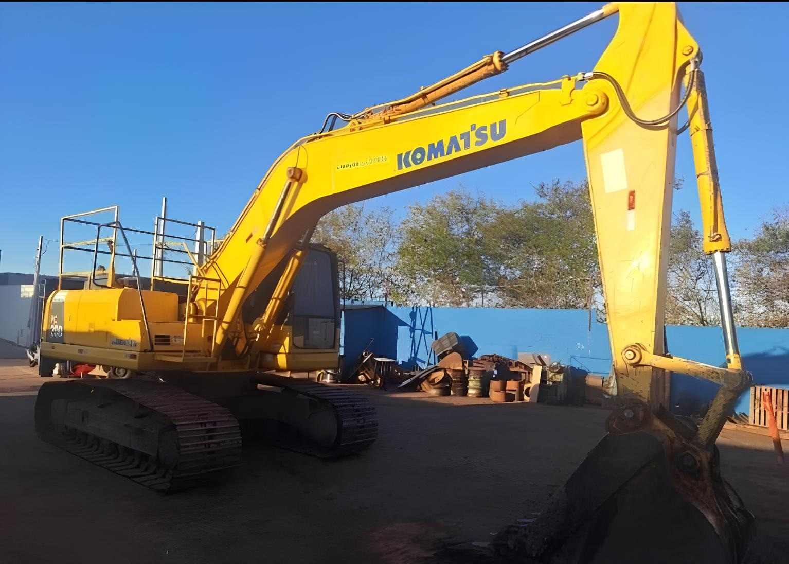 Escavadeira Komatsu PC200 ano 2014 com 17.000 horas