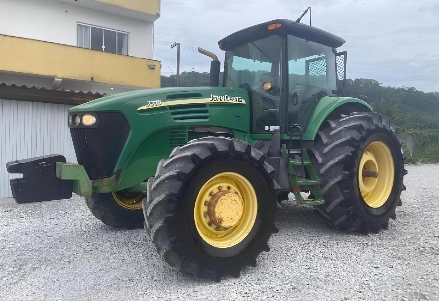 Trator John Deere 7715 ano 2011, 4x4, com média de 4.000 horas