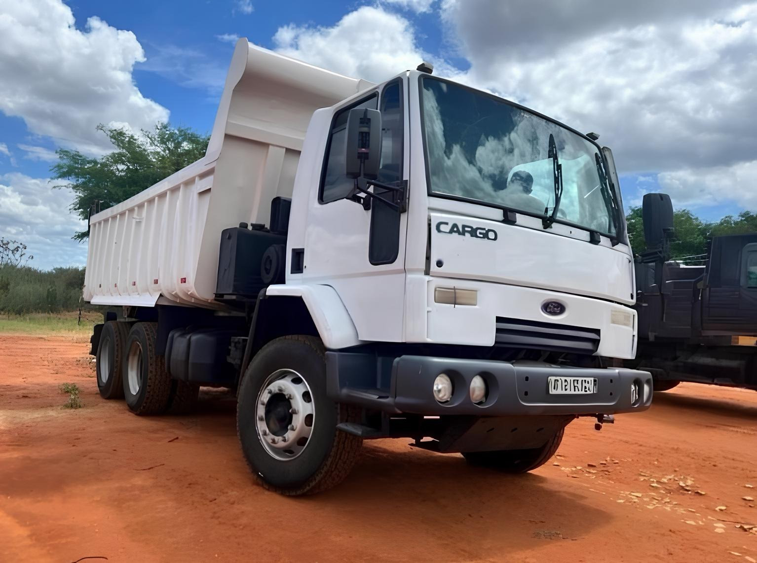 Caminhão Ford Cargo C 6332 ano 2011, 6x4, com caçamba de 14 ㎥, 280.000 Km