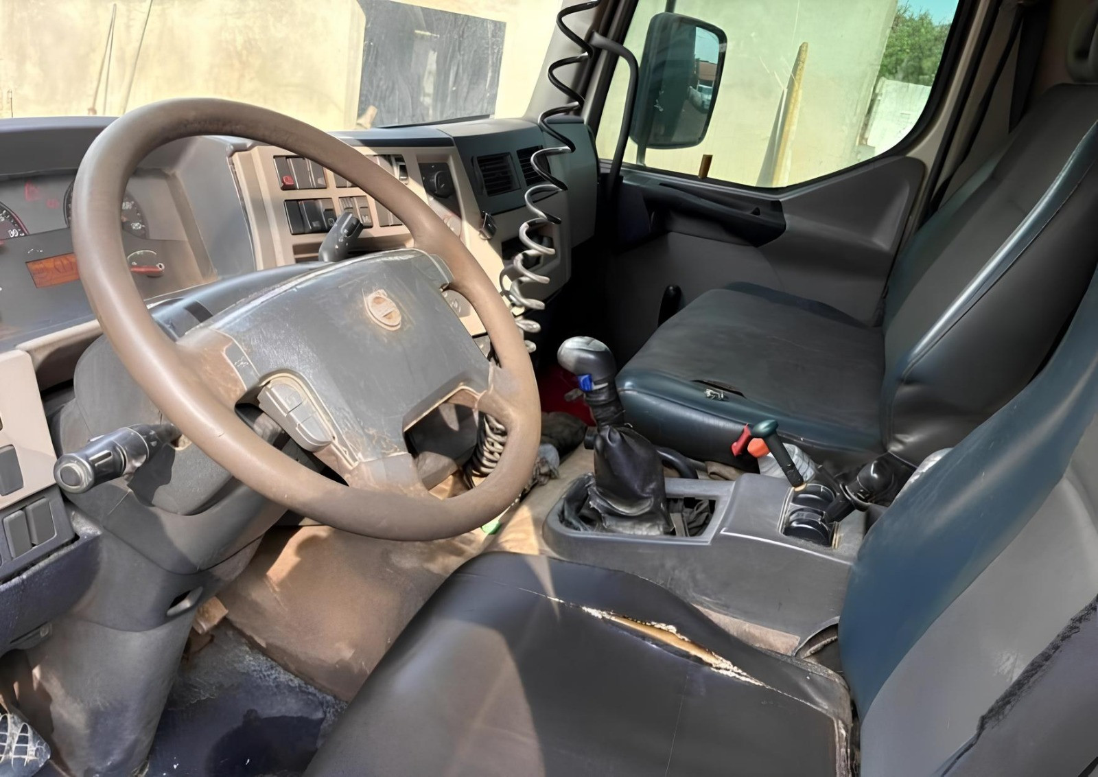 Caminhão Volvo VM270 ano 2014, 6x4, com caçamba em leque de 15 ㎥, 300.000 Km