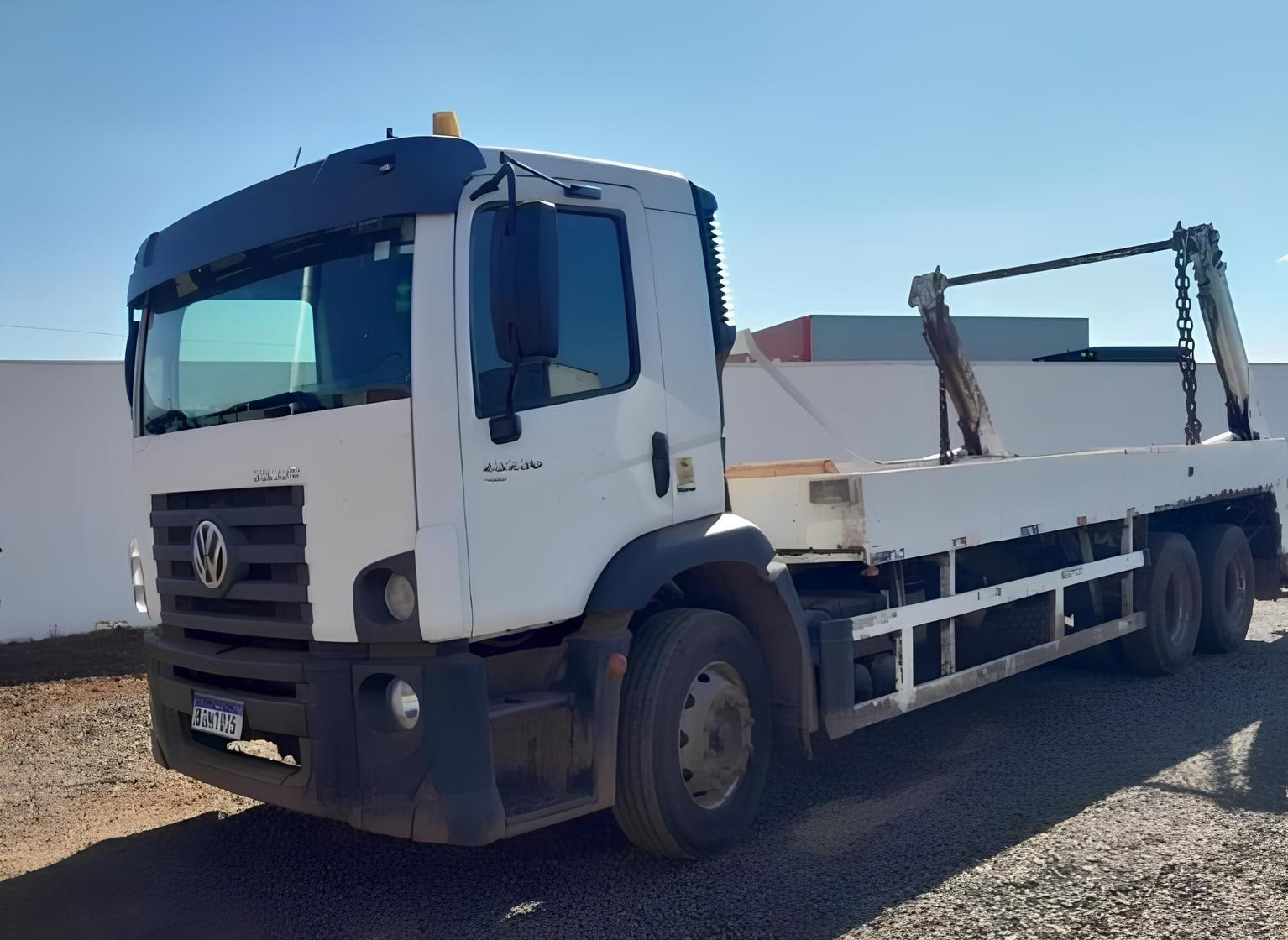 Caminhão Volkswagen VW 23.230 ano 2020, 6x2, com Poliguindaste duplo Grimaldi de 12T, 94.000 km