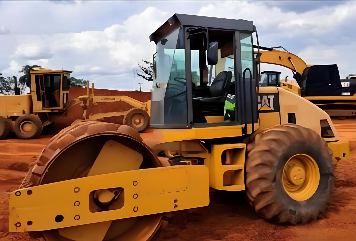 Rolo Compactador Caterpillar CP-533E - ano 2011, com 3200 horas