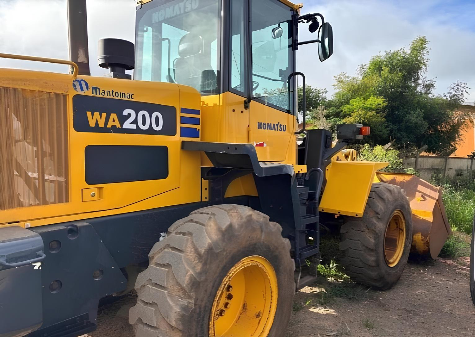 Pá Carregadeira Komatsu WA200 - ano 2020 com 15.650 horas