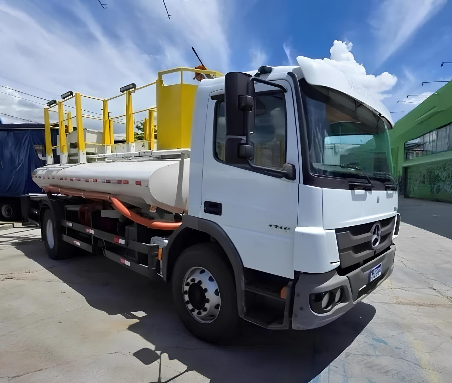Caminhão Mercedes Benz MB 1719 Atego ano 2020 com Tanque Pipa Bombeiro completo de 8.000 litros