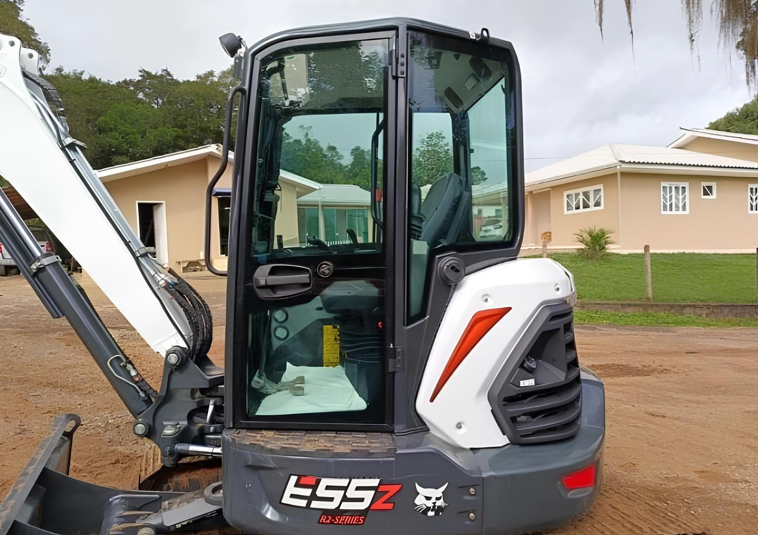 Escavadeira Bobcat E55Z - ano 2024 com ar condicionado e 550 horas