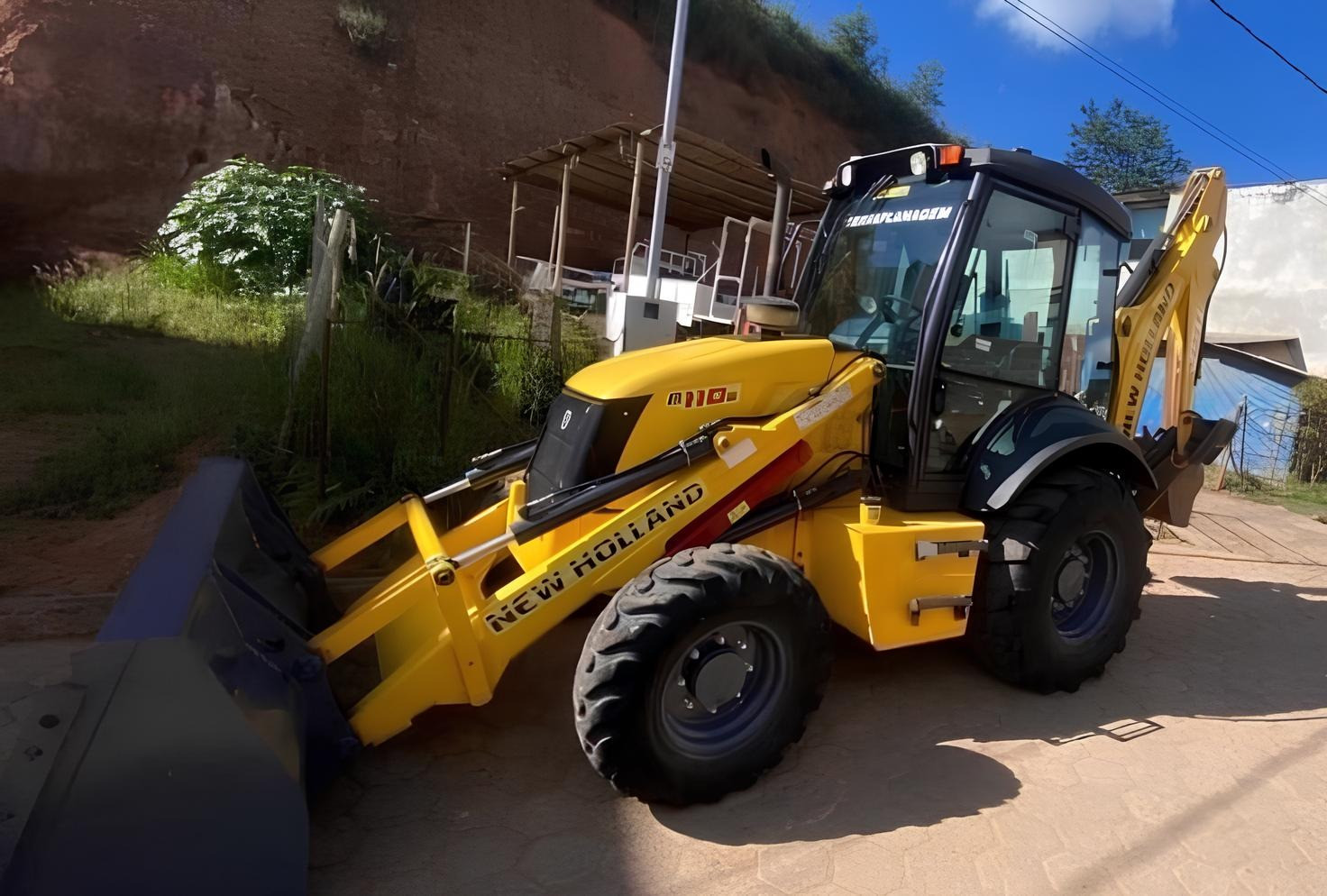 Retroescavadeira New Holland B110B - ano 2023, 4x4, com 1.850 horas
