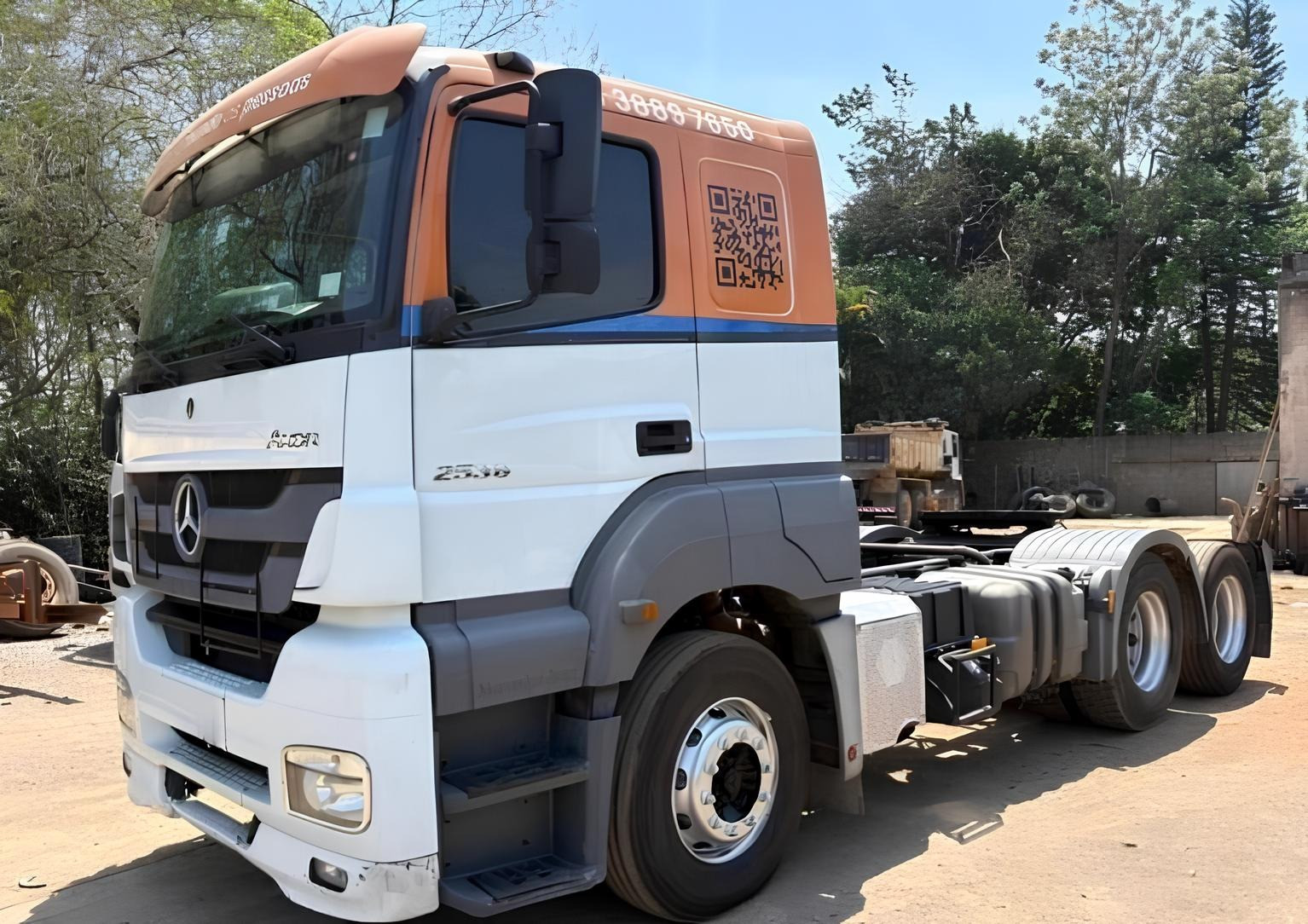 Caminhão Mercedes Benz MB Axor 2536 ano 2019, 6x4, cabine leito, automático, com ar condicionado
