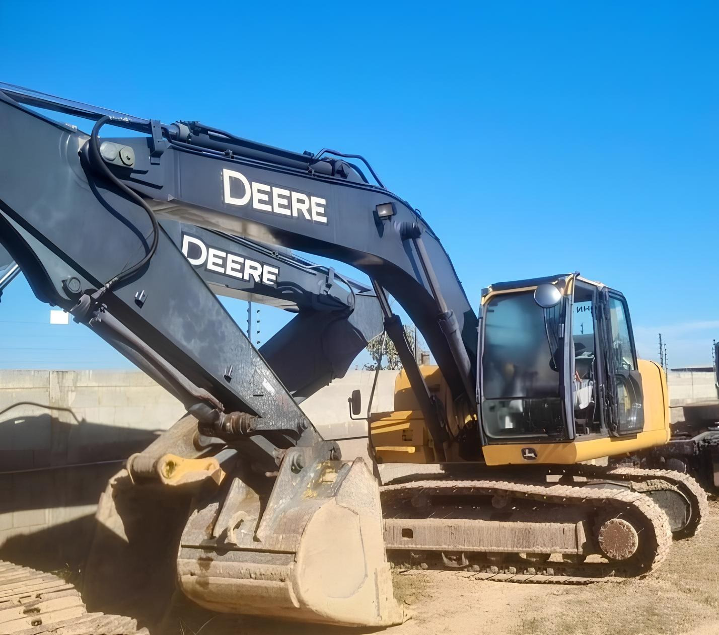 Escavadeira John Deere 210 G - ano 2020 com 6.000 horas