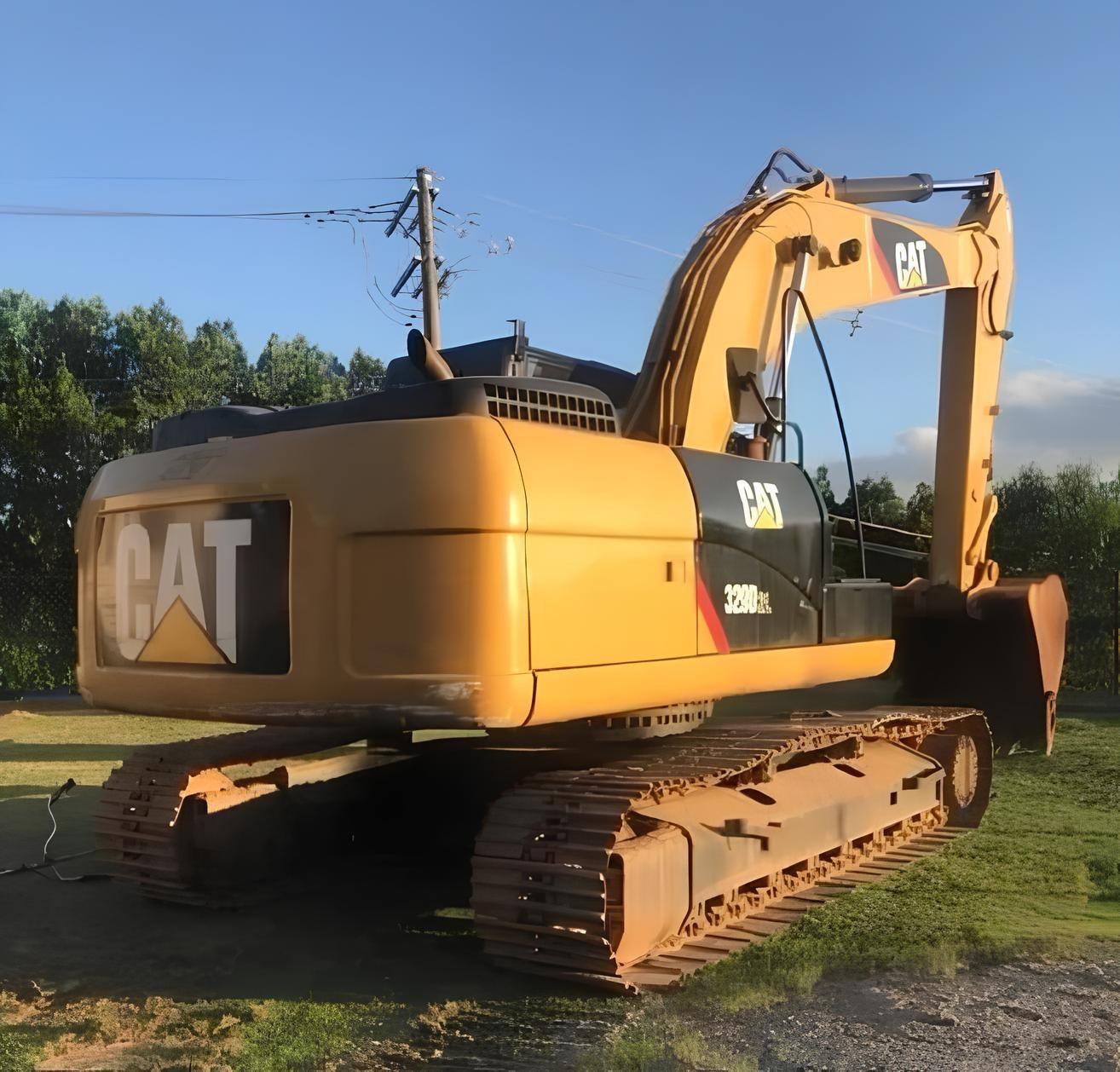 Escavadeira Caterpillar 320 D2L - ano 2014 com 7800 horas