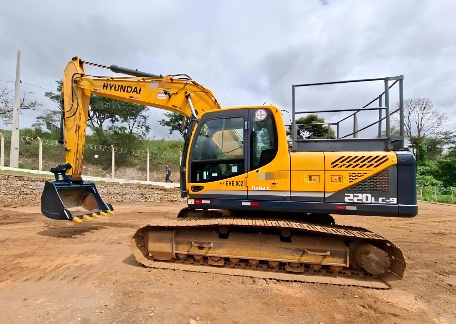 Escavadeira Hyundai 220 LC-9 - ano 2018 com 7.500 horas
