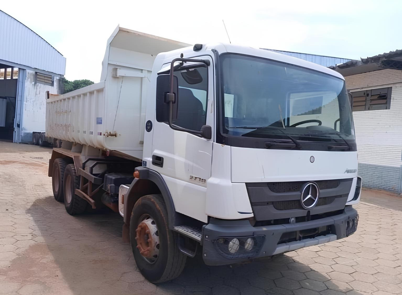 Caminhão Mercedes Benz MB 2730 ano 2022, 6x4, com caçamba de 12 ㎥