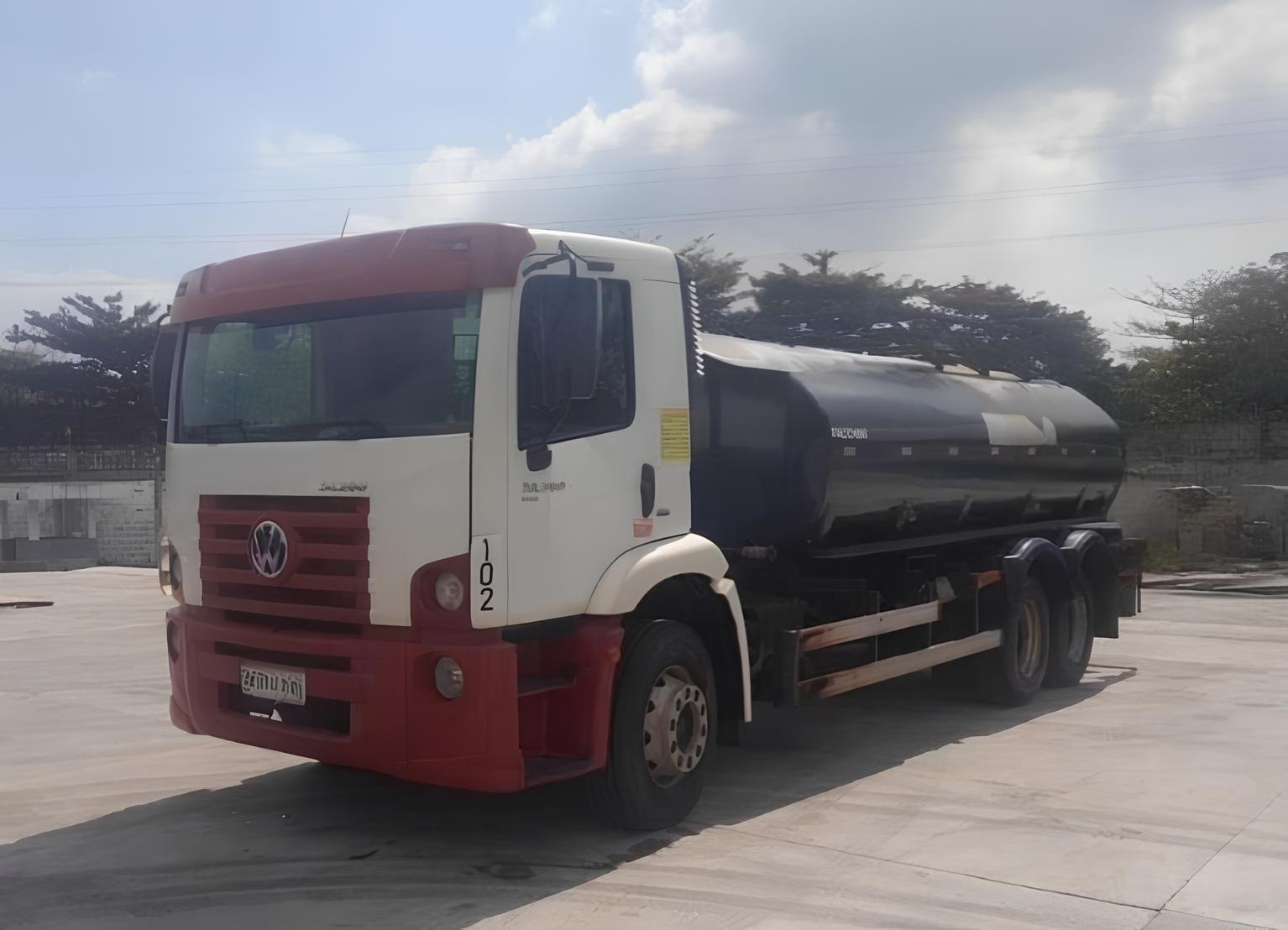 Caminhão Volkswagen VW 24.280 ano 2020, 6x2, com Tanque de combustível de 15.000 litros e 32.000 km