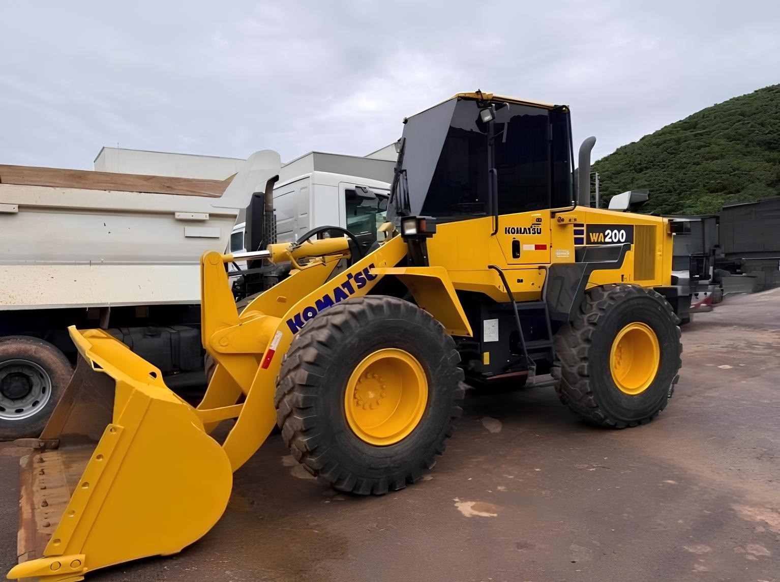 Pá Carregadeira Komatsu WA200 ano 2023 com 3.700 horas