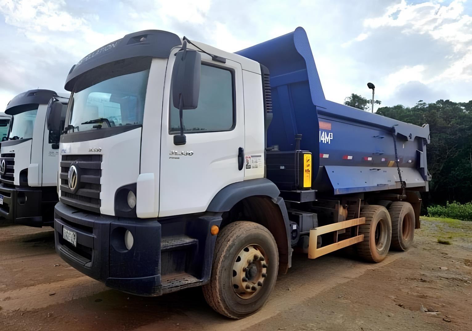 Caminhão Volkswagen VW 31.330 ano 2022, 6x4, com caçamba Rossetti meia cana de 14 ㎥
