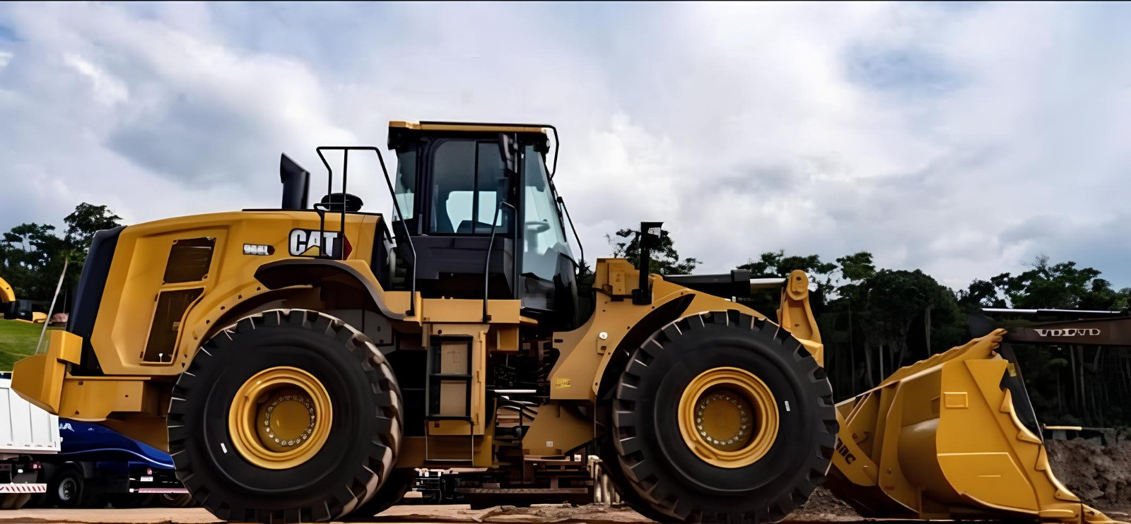 Pá Carregadeira Caterpillar 966 L ano 2024