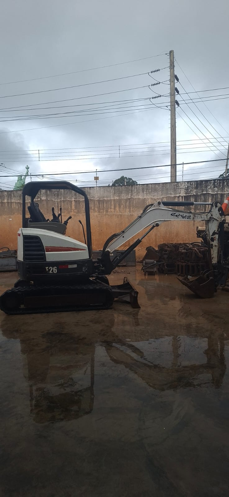 Mini Escavadeira Bobcat E26 2013 - 3.300 horas - Revisada