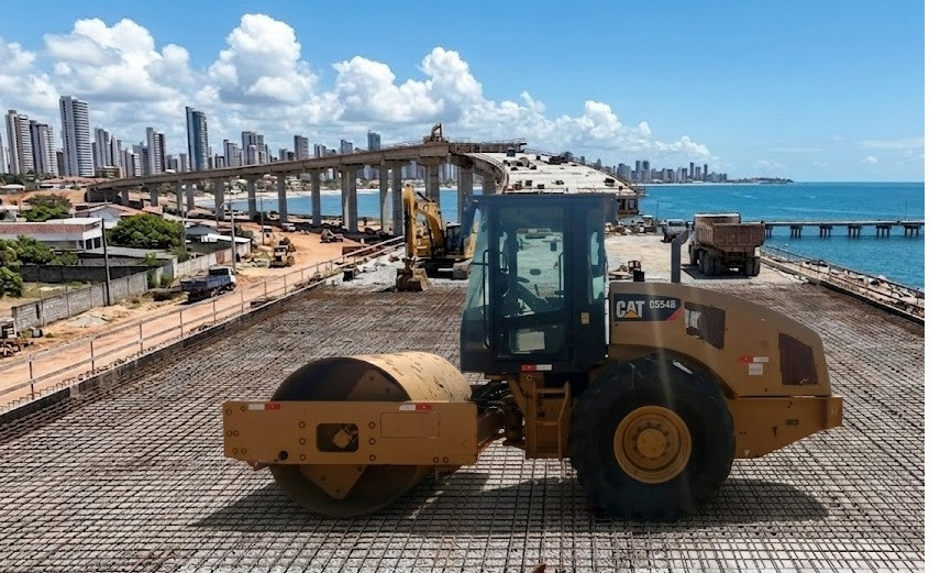 ROLO COMPACTADOR CATERPILLAR liso