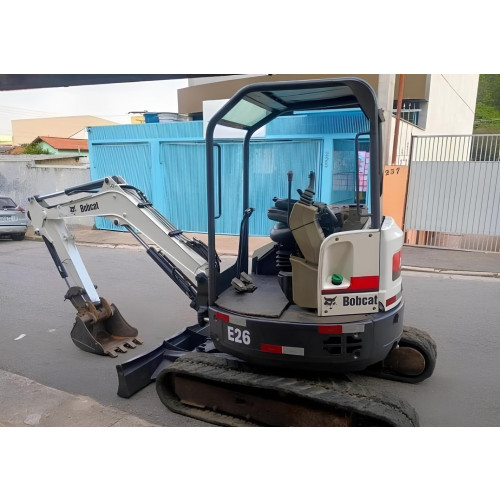 Miniescavadeira Bobcat E26 - ano 2012 - com 8.000 horas