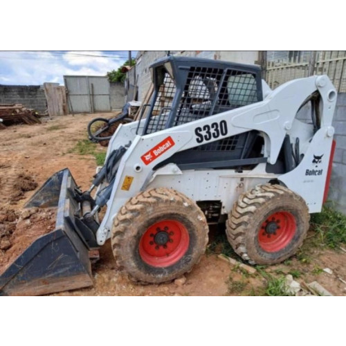 Mini Carregadeira Bobcat S330 - ano 2010 - com 4000 horas