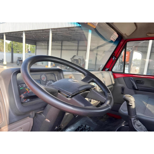 Caminhão Volkswagen VW 13-190 - ano 2013 - carroceria de ferro de 6 metros