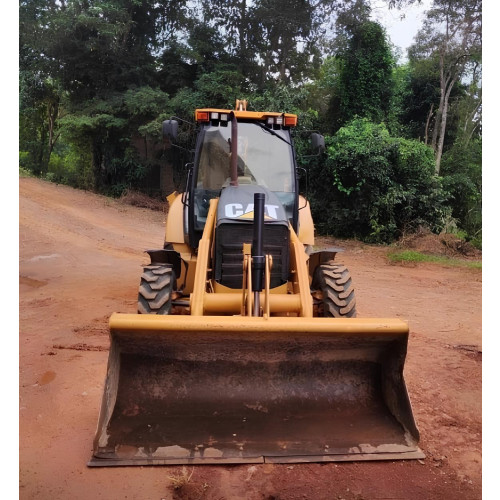 Retroescavadeira Caterpillar 416E - ano 2013 - 4x4 - com 9.500 horas