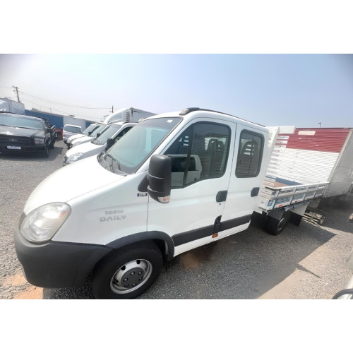 Caminhão Iveco 35S14 - ano 2014 - com cabine dupla e carroceria - Turbo - 629.000 km