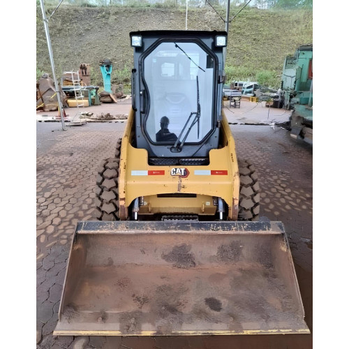 Mini carregadeira Caterpillar 226B3 - ano 2021 - com média de 3.000 horas