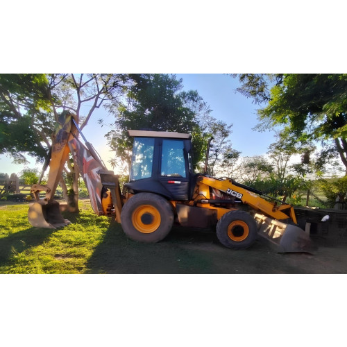 Retroescavadeira JCB 3CX ano 2013, 4x4, com 8.600 horas