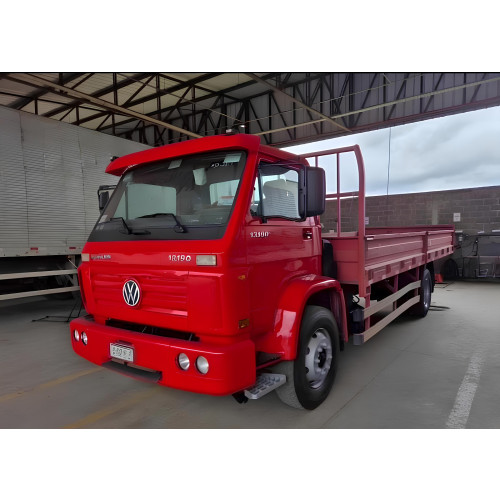 Caminhão Volkswagen VW 13.190 Worker ano 2015 com carroceria de ferro e 360.000 Km